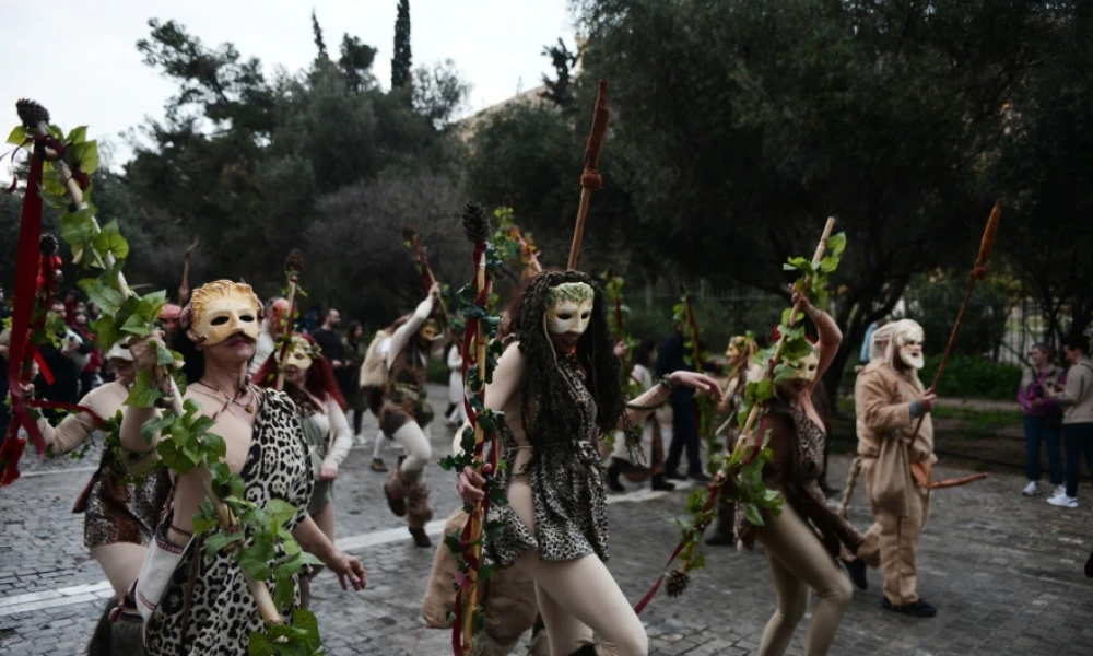 Οπαδοί του Δωδεκάθεου αναβίωσαν τα «Φαλληφόρια» στο κέντρο της Αθήνας (Βίντεο-Εικόνες)